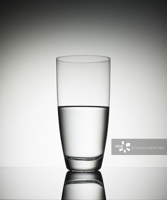 半满和半空的玻璃杯图片素材