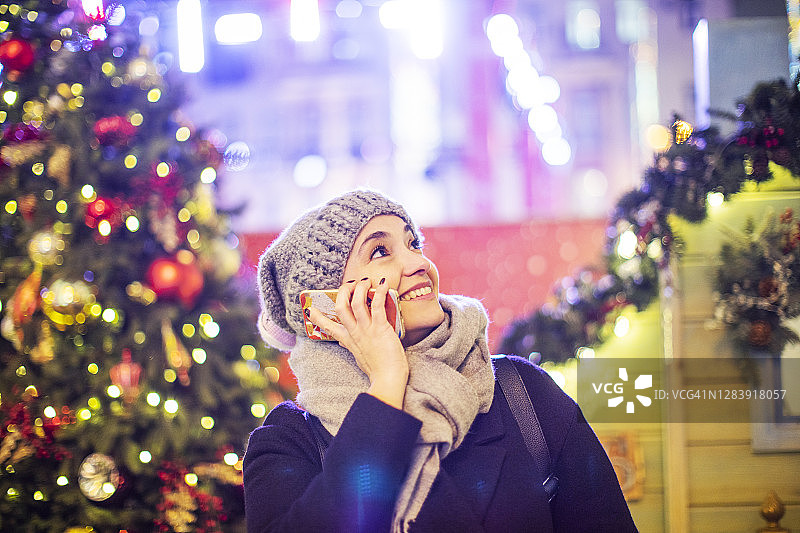 在圣诞市场快乐微笑的女孩图片素材