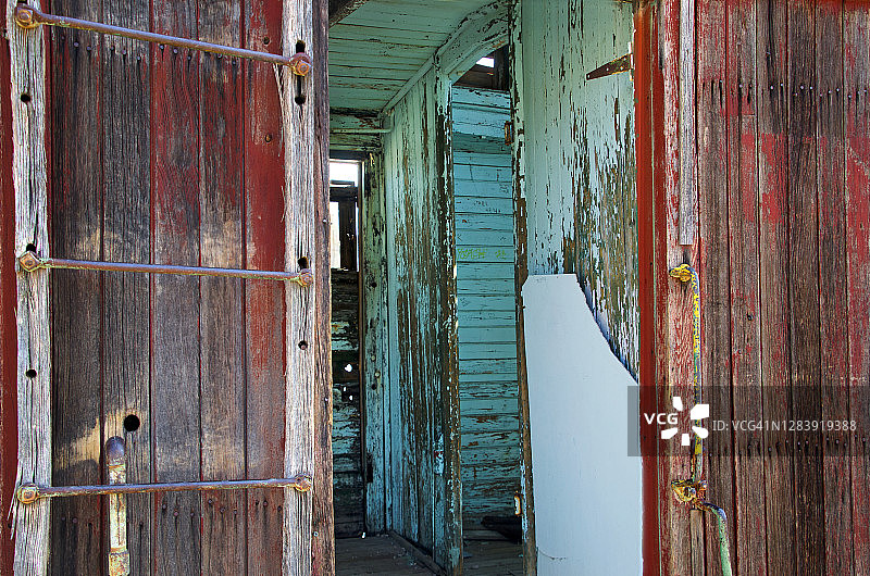 流纹岩鬼镇风化火车图片素材