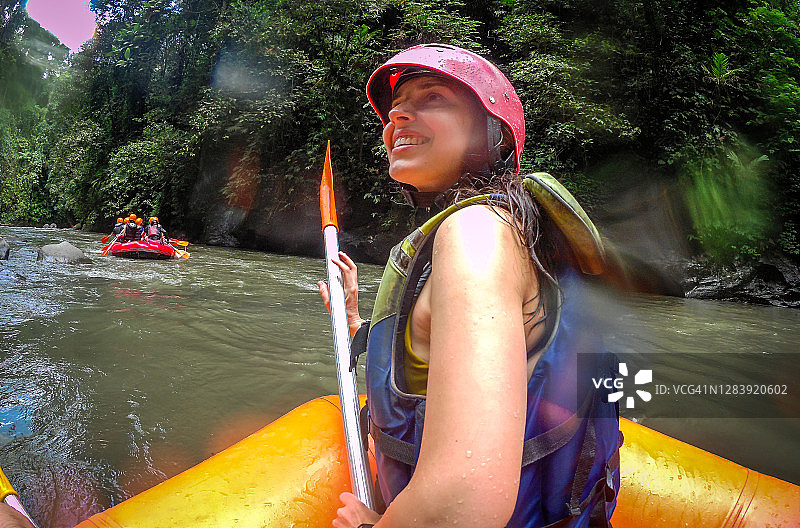 乘坐皮划艇顺流而下的乘客图片素材