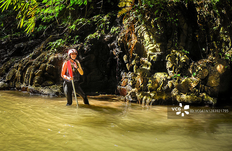 女人享受漂流图片素材