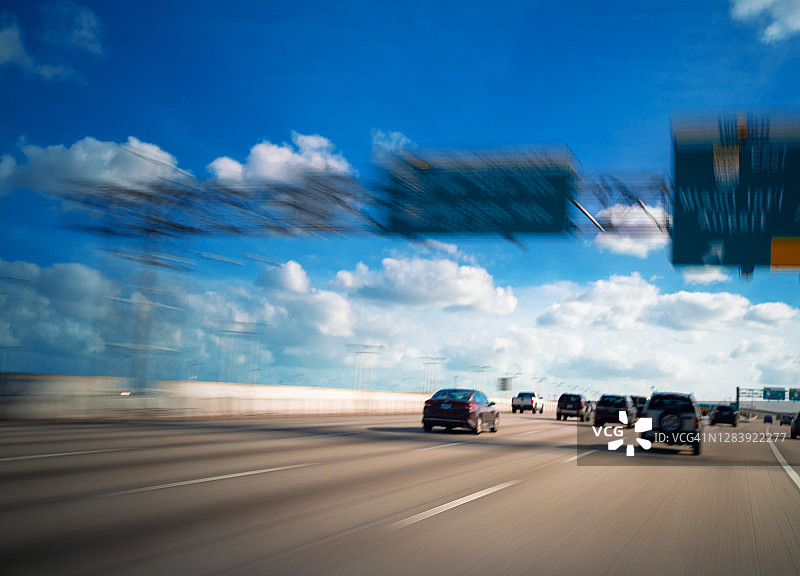 迈阿密826号棕榈高速公路上的超速车辆图片素材