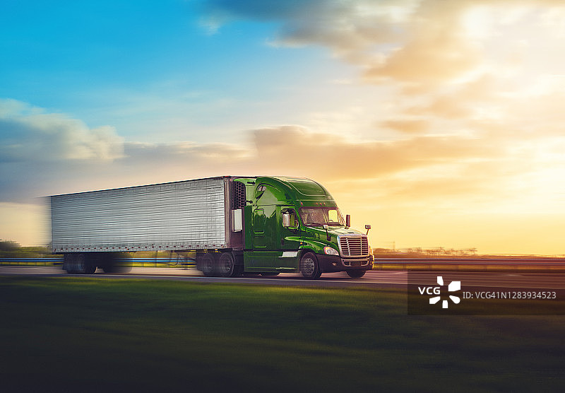 佛罗里达州乡村公路上的绿色半挂卡车图片素材