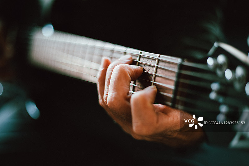 男人弹吉他特写图片素材