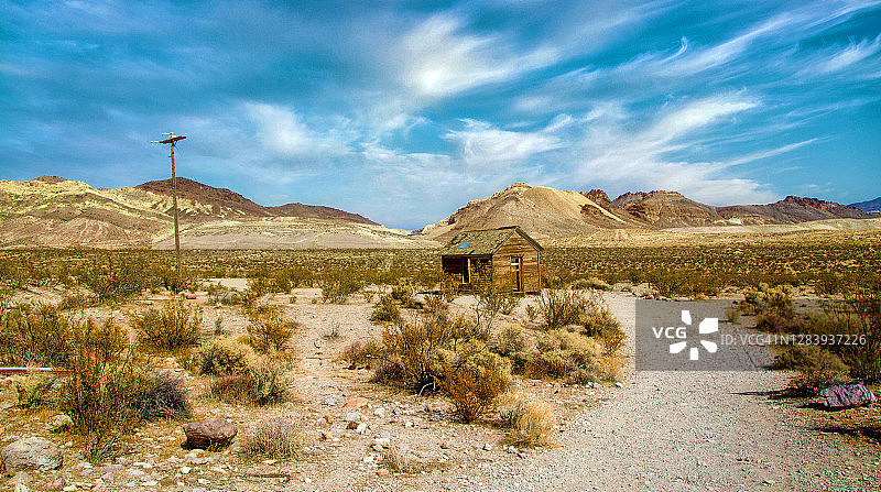 废弃的流纹岩鬼镇人行道图片素材
