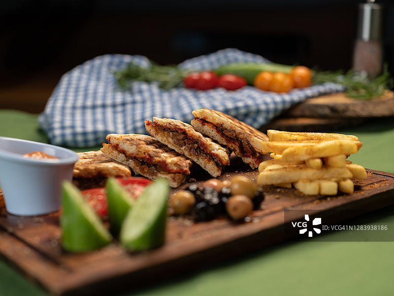 牛肉馅自制三明治吐司帕尼尼图片素材