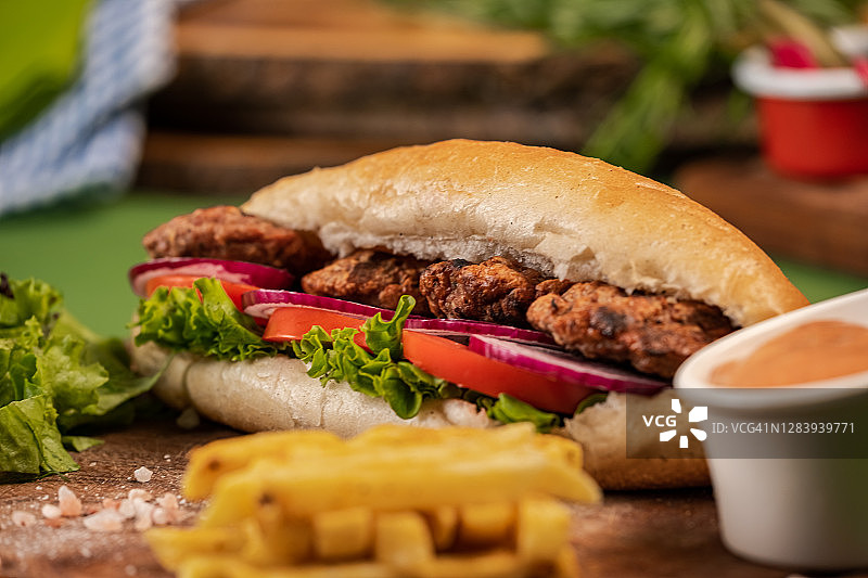 肉丸沙拉薯条三明治图片素材