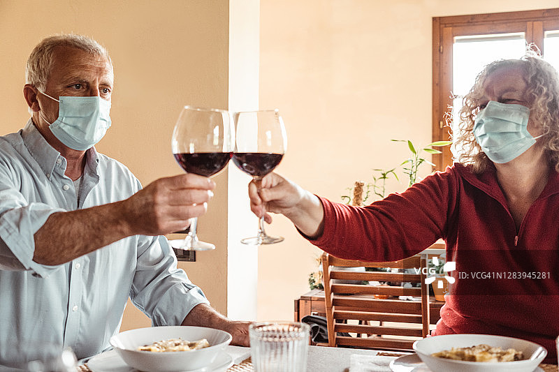 封锁期间在家中的一家人图片素材