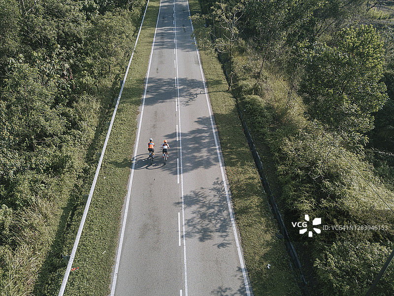 乡村地区骑行之旅（无人机视角）图片素材
