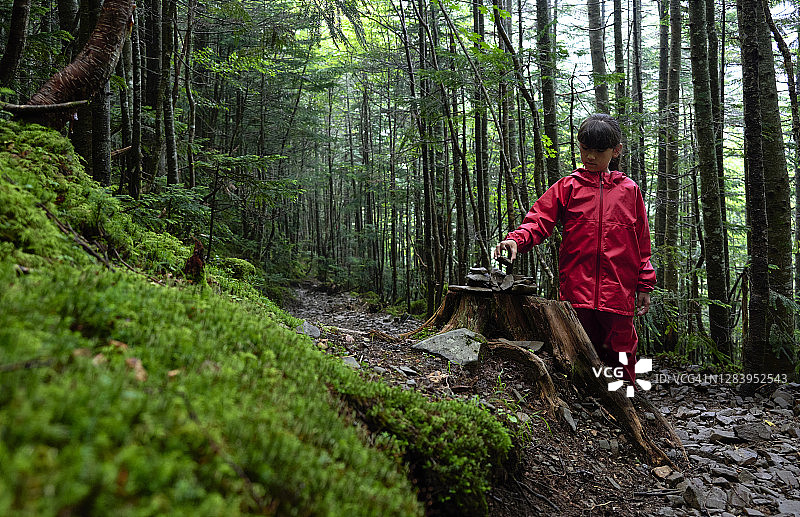 在八岳山徒步的欧亚混血女孩图片素材