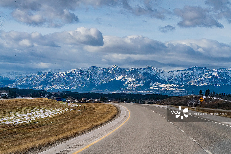 艾伯塔省卡尔加里：通往落基山脉的加拿大横贯公路图片素材