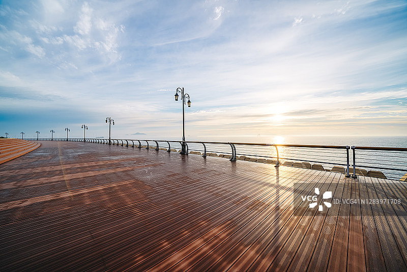 日出海边栈道图片素材