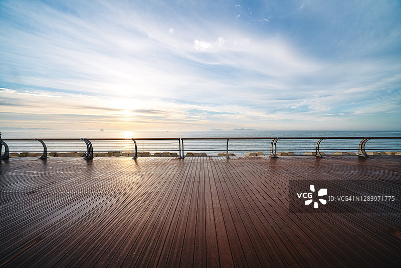 日出海边栈道图片素材