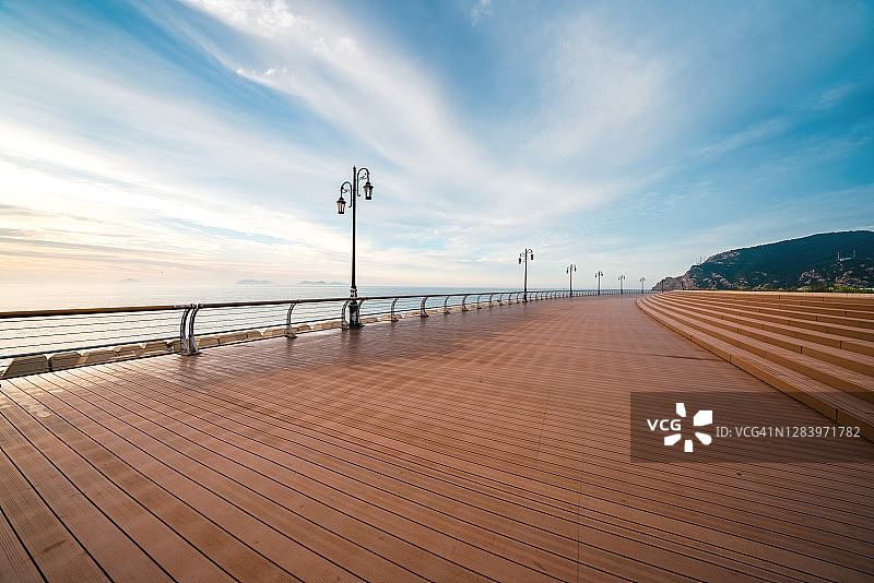 日出海边栈道图片素材