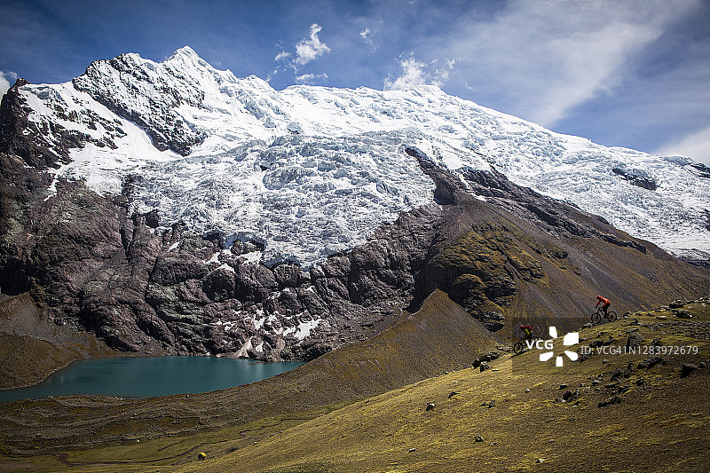 山地自行车手在秋季穿越秘鲁安第斯山脉的山麓图片素材