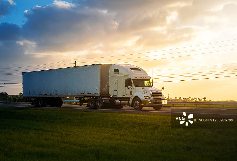 迈阿密交通中的白色半挂卡车图片素材