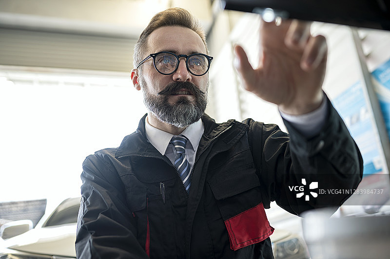 使用电脑桌面与车间管理软件（制作工作服务报告，生成发票）的前端客户服务台图片素材