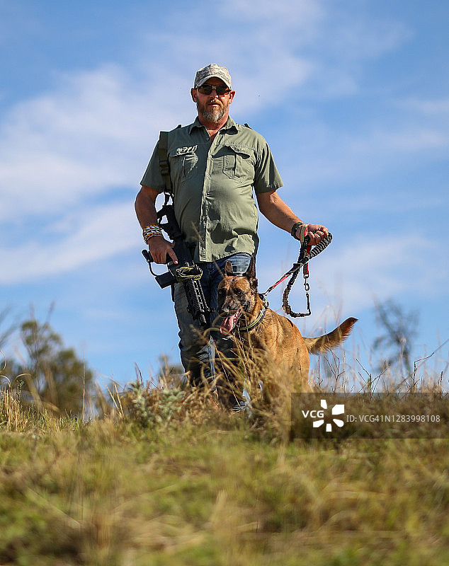 游戏管理员和他的狗进行反偷猎工作图片素材