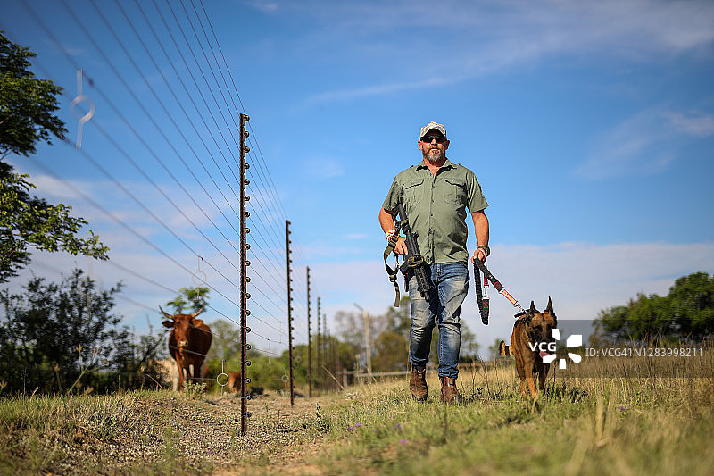 游戏管理员和他的狗进行反偷猎工作图片素材