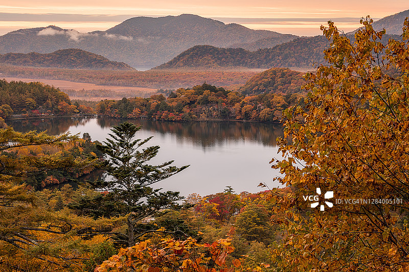 秋日清晨的奥日光图片素材