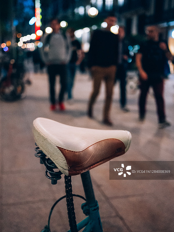 夜晚街道上的自行车鞍座图片素材