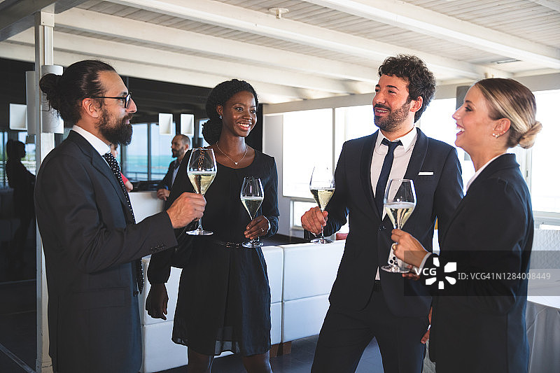 商务团队在办公室庆祝成功图片素材