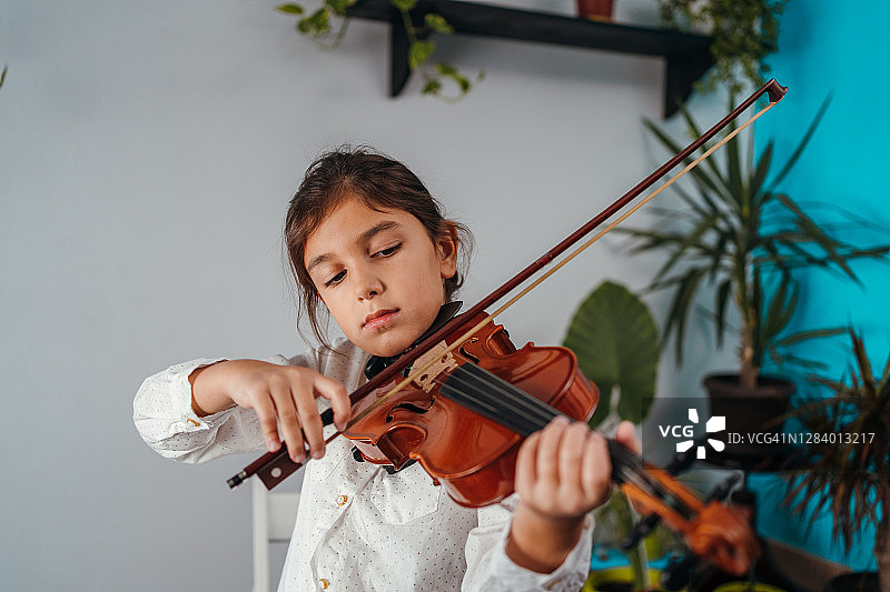 小女孩演奏小提琴图片素材