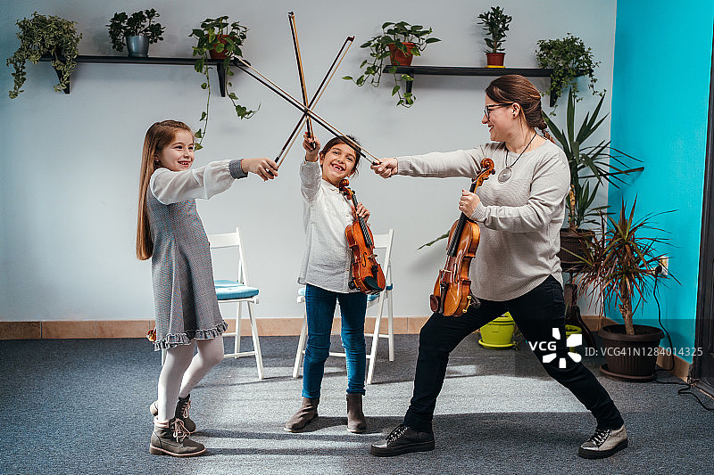 上小提琴课的可爱小女孩图片素材