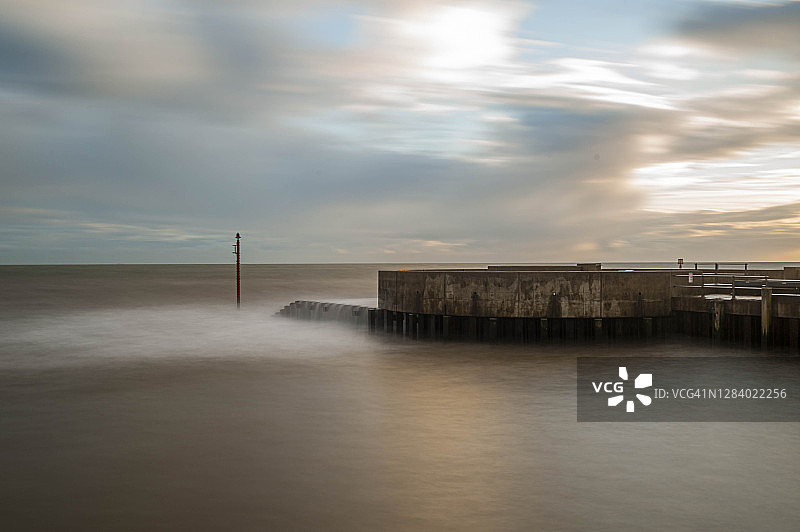 英国多塞特郡西湾：英吉利海峡和布里德波特港口墙图片素材
