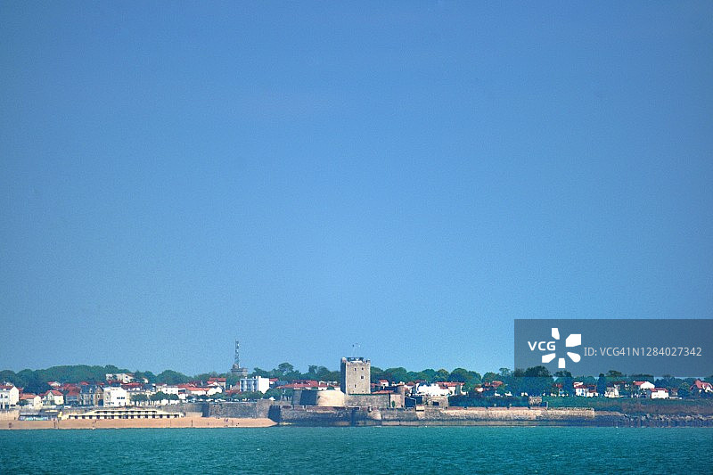 奥莱龙岛：从奥莱龙岛海滩眺望拉罗谢尔图片素材