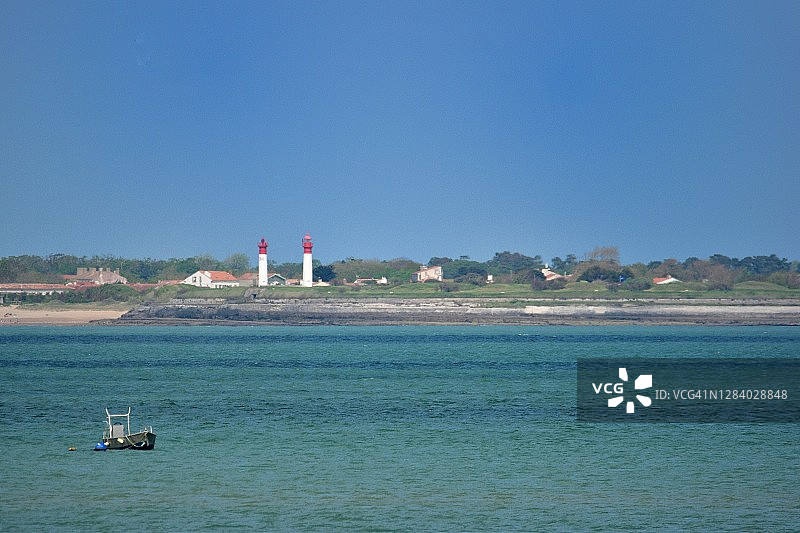 从奥莱龙岛海滩眺望艾克斯岛图片素材