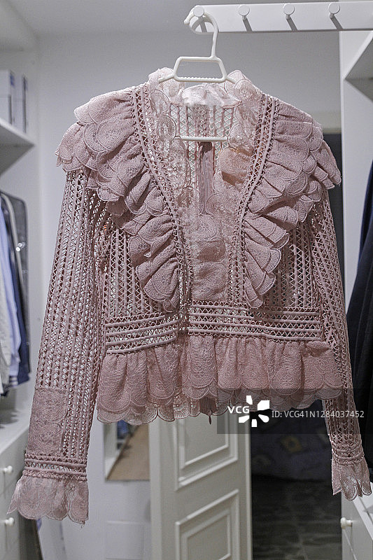 成排悬挂的衬衫特写图片素材