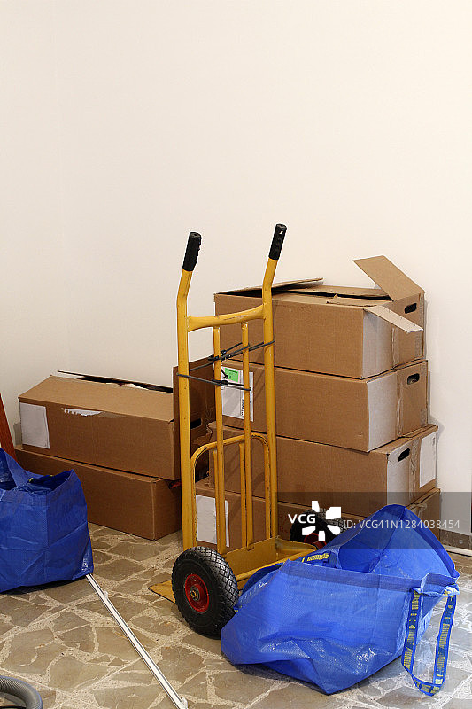 新家地板上的纸板箱图片素材