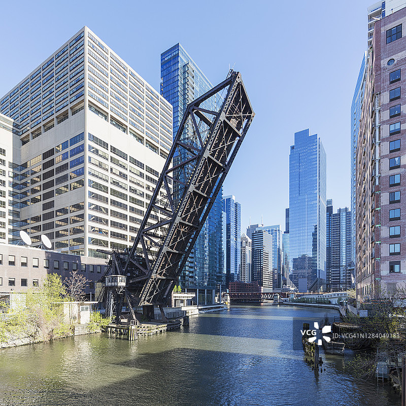 阳光明媚的芝加哥，美国，河边的333 Wacker Drive大楼图片素材