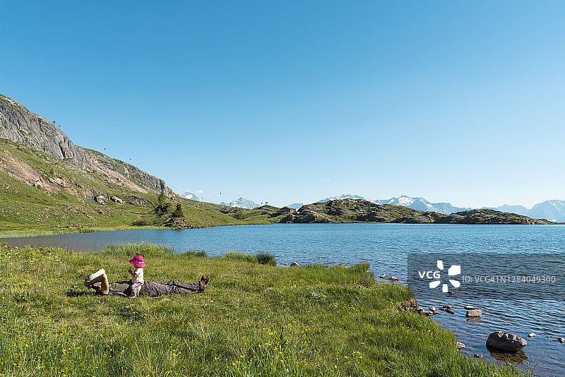 父女在湖边草地上休闲图片素材