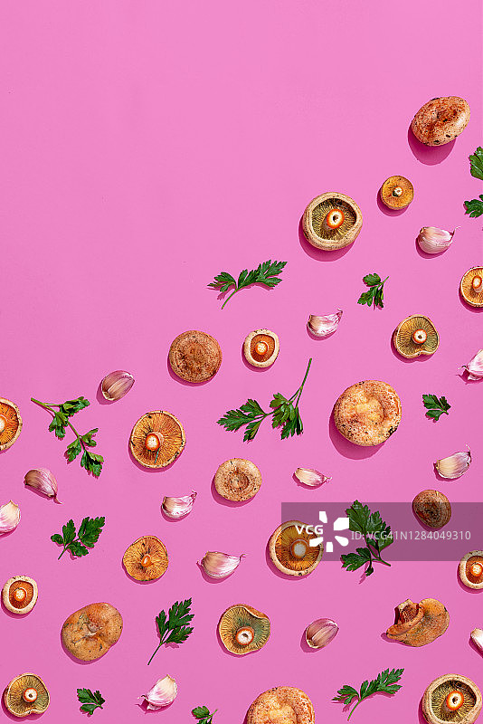 粉色背景上的蘑菇、欧芹和大蒜图案图片素材