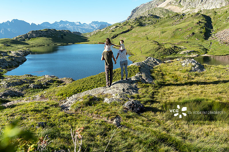 夏天，父母扛着女儿在肩上欣赏风景图片素材