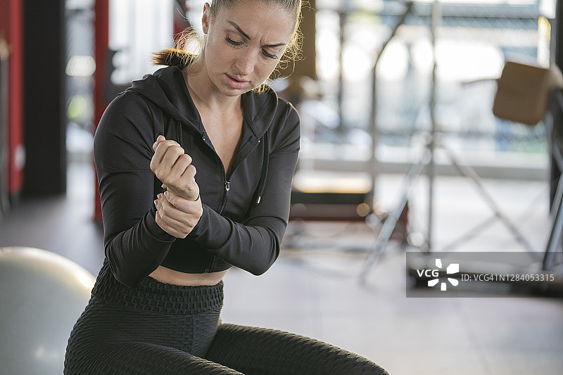女人训练后手腕受伤图片素材