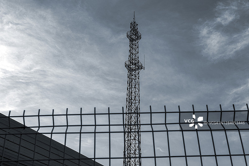 蓝天白云下的手机基站图片素材