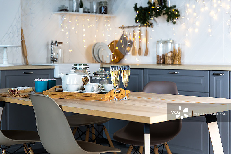 圣诞装饰背景上的香槟酒杯图片素材