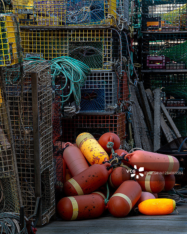 缅因州龙虾码头与捕捞器和浮标图片素材