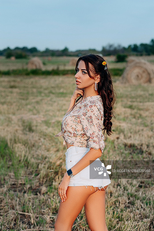 女孩站在田野里图片素材