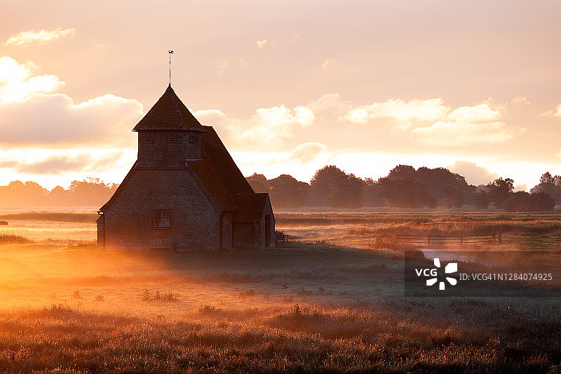 英格兰肯特郡罗马尼沼泽圣托马斯贝克特教堂的薄雾图片素材
