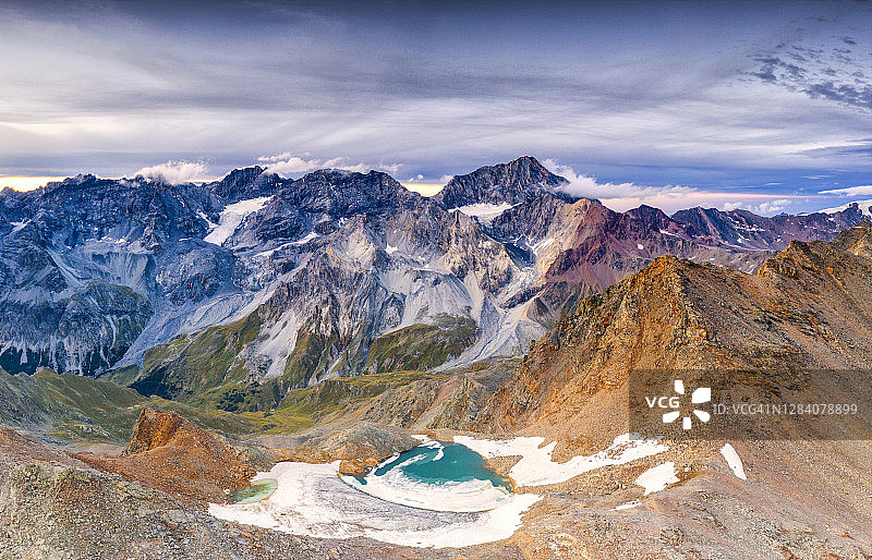 斯泰尔维奥国家公园：融化期间小湖上方的格兰泽布鲁山图片素材