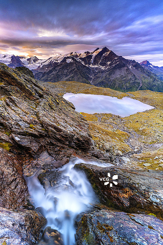 意大利瓦尔泰利纳Manzina湖的岩石瀑布图片素材