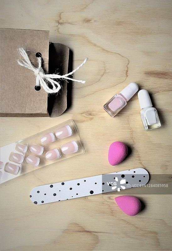 法式美甲，木质背景上的指甲油和锉刀套装图片素材