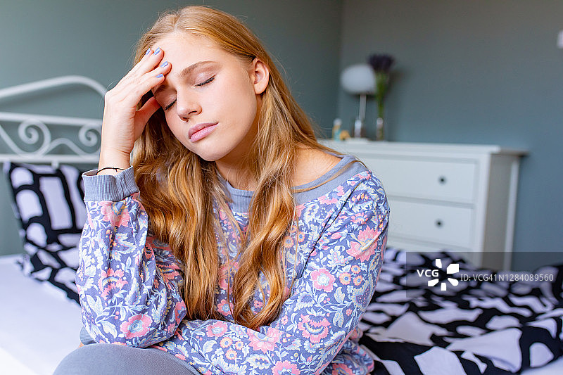 沮丧的年轻女子在家中卧室图片素材