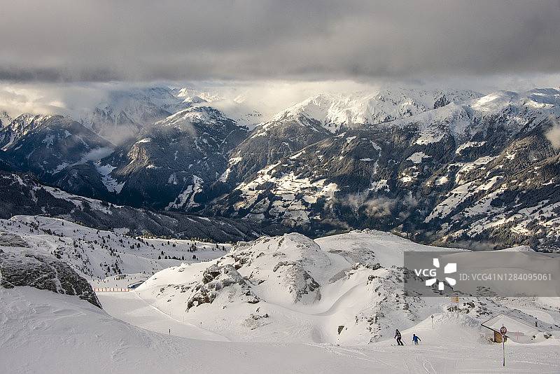 奥地利齐勒河谷滑雪场云雾景观图片素材