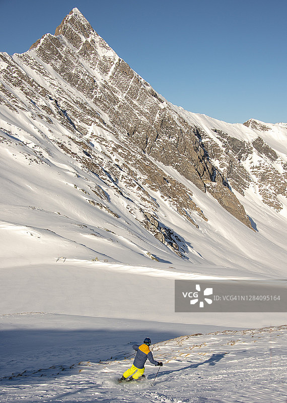 年轻高山滑雪者在高山滑雪度假村顶部图片素材