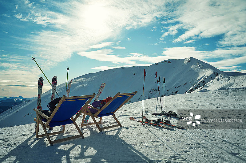 滑雪场上的滑雪板和滑雪杖，奥地利图拉赫高地阳光下的日光浴者图片素材